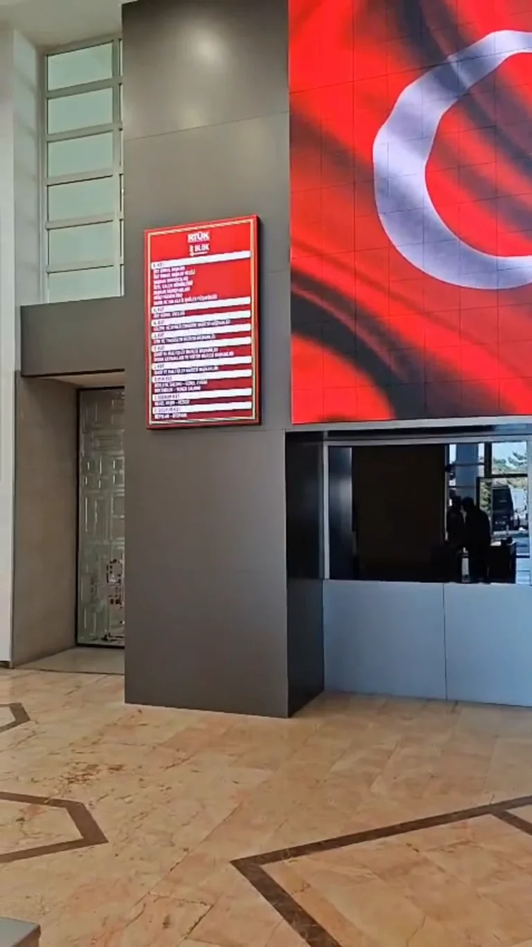 RTÜK binasında dikey LED ekranın mekân içindeki konumu