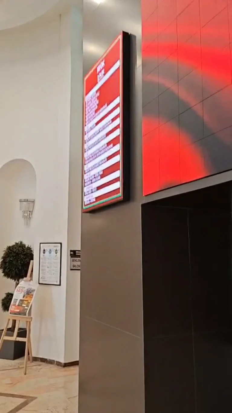 RTÜK Bilkent giriş alanında dikey LED ekranın yakın görünümü
